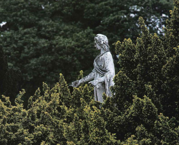 Patung-Patung Klasik di Taman